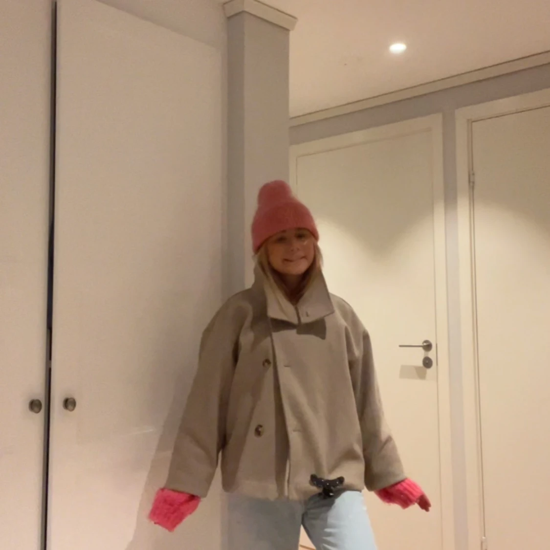 Beige ulljacka med stora knappar