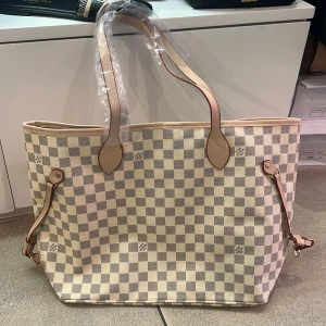 Snygga väskan  - Snygg beige axelväska