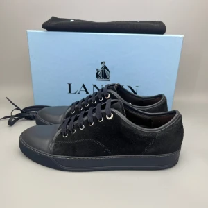 Lanvin Dbb1 Nappa Cap Toe Sneaker Navy - • The shoes have only been worn a few times and are in like-new condition  • Size: EU42 / UK8 (fits 43)  • Color: Navy / Dark blue  • Retail price: 5000 SEK / 450€  • Box, dustbag & new laces is included