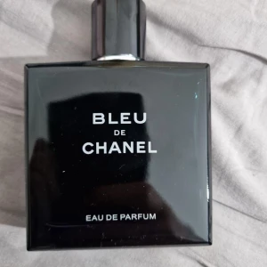 Bleu de chanel parfym - herr - Bleu de Chanel Eau de Parfum – En ikonisk herrdoft  En exklusiv parfym som kombinerar fräsch citrus, kryddiga toner och en varm träbas. Bleu de Chanel symboliserar styrka, frihet och elegans – en doft för mannen som vill lämna ett intryck.  orginal 100ml - 10/10 en eftertraktad herr doft  🎁 Perfekt som gåva eller för dig som vill unna dig något extra. 📦 Möts upp i Göteborg eller skickas tryggt mot frakt. Nypris ca 2150kr