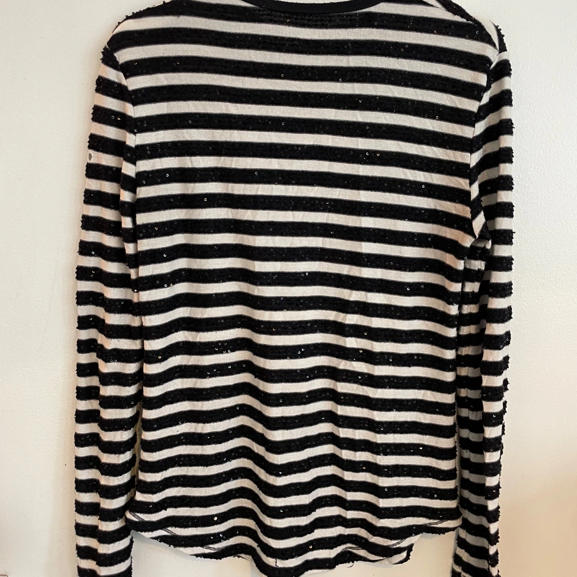 Randig svartvit paljett-tröja - 1