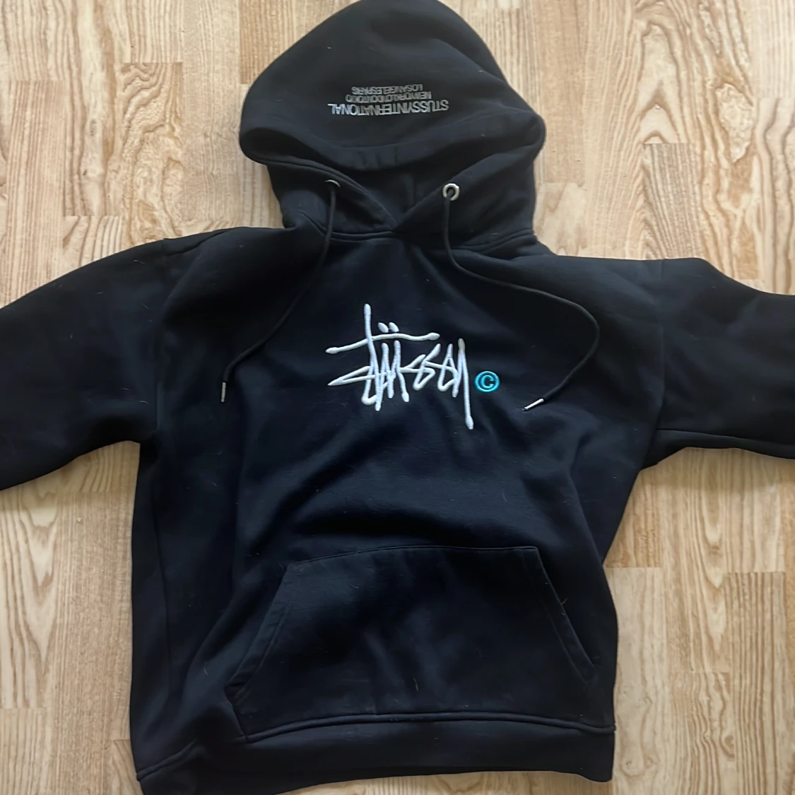 Svart Stussy hoodie med brodyr, M