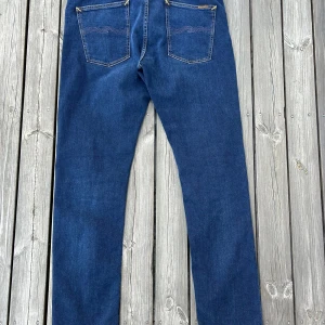 🔥Nudie Lean Dean🔥 - Säljer ett par mörkblå Nudie Jeans Lean Dean i storlek 34/34. Klassisk femficksmodell med raka ben och snygga kontrastsömmar. Tillverkade i bomull med lite stretch för extra komfort. Perfekta jeans för dig som gillar en stilren look. Slim fit, andvända 1 gång. Köpta för 1600 kr på nudie hemsidan. Har bilder och mått är bara att fråga! Passar 180-190 cm📏
