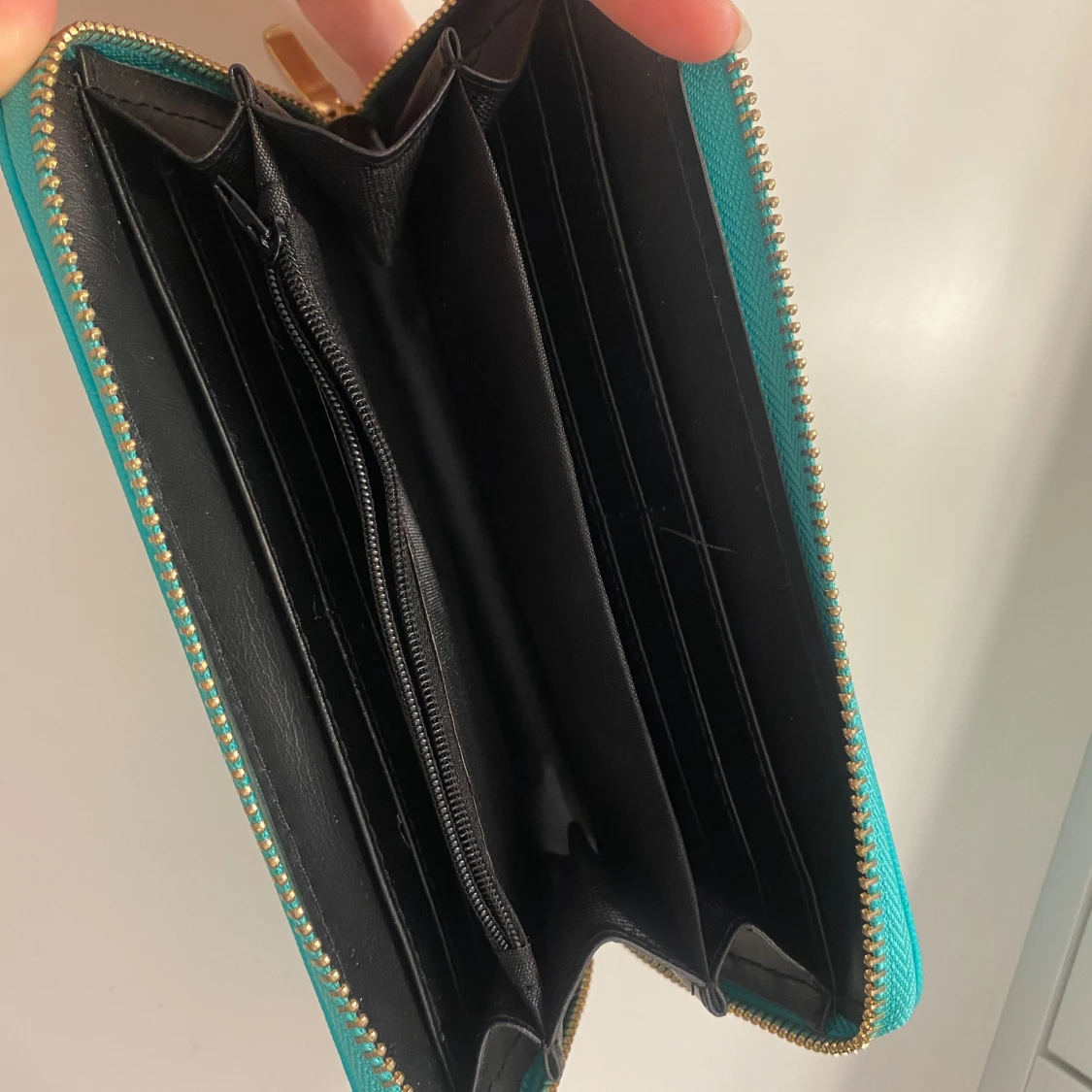 Turkos plånbok med gulddetalj - 1