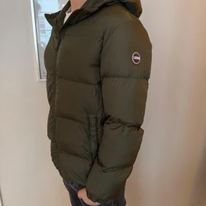 Colmar jacka - Skicket är 9/10 och har knappt använts. Modellen är 180cm lång och vårat pris endast 2199kr! Nypris ligger runt 4000kr! Kontakta gärna vid frågor😊🙌