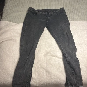 Levi's 502 svarta jeans W36 L34 - Svarta Levi's 502 jeans med klassisk femficksdesign och snyggt tvättad look. Modellen har rak passform och normal midja, tillverkade i slitstarkt jeanstyg. Perfekt för dig som gillar en tidlös och cool stil.