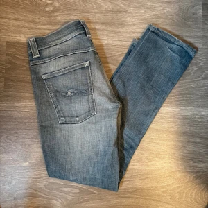 Nudie Jeans Grim tim - Hej! Säljer ett par nudie jeans i modellen Grim Tim ⭐️ || Skick : Bra || Storlek : W33 L32 || Jeansen är för korta på personen på bilden, han är 187cm och väger 76kg 🙌|| Färgen är nått mellan blå/grå 🔥|| Har du några frågor är det bara att höra av sig 👍