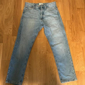  Jack & Jones jeans - Snygga ljusblå jeans från Jack & Jones i klassisk straight fit. Jeansen har en normal passform med raka ben. Pris diskuterbart💯💯