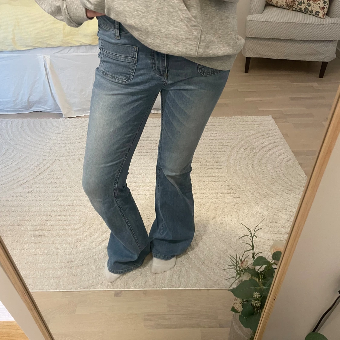 Blå bootcut jeans med fickor