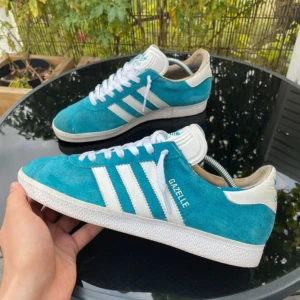 Adidas Gazelle Ljusblå - Väldigt bra skick. Strl 41 men passar som 42 mer skull jag säga. Hör av er vid funderingar!!