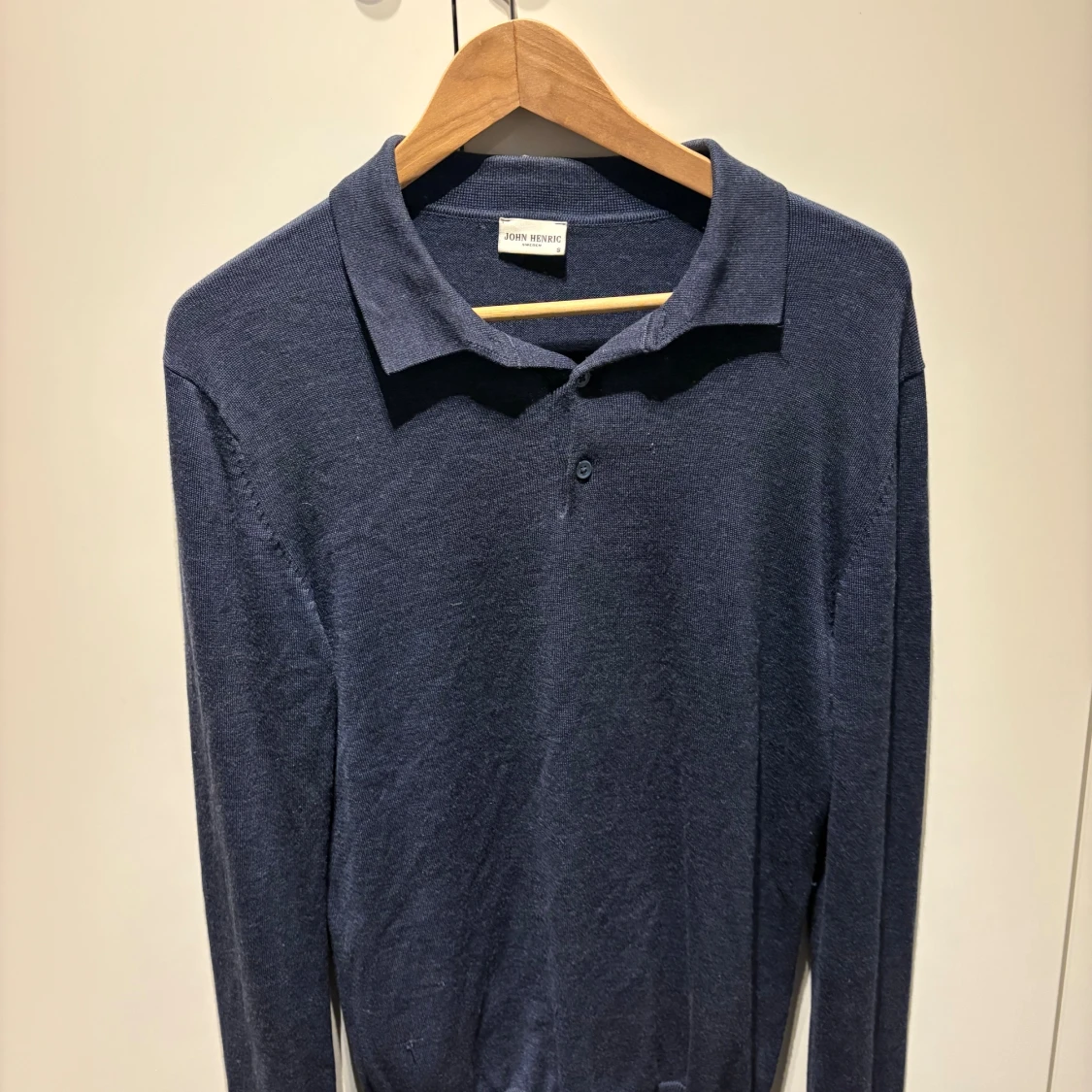 Mörkblå pikétröja från John Henric storlek S