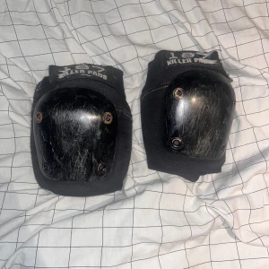 Knäskydd - Killerpads 187 Perfekt för någon som gillar att köra skateboard eller sparkcykel. Bra dämpning i den här inte fått en ända knäskada av dem.
