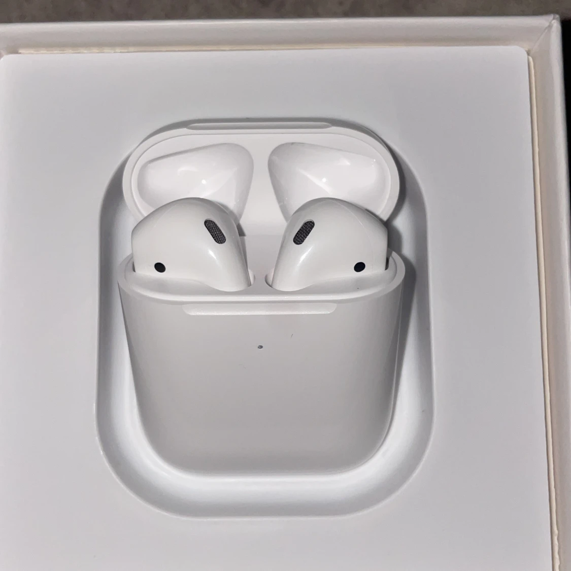 Apple AirPods med trådlöst laddningsetui - 4