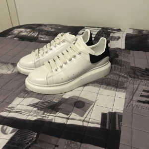 Alexander McQueen vita sneakers - Fick dom helt nya äkta dom är använda tre gånger dom är för små för mig, säljer på grund av att dom inte passar mig och dom har en lite fläcka som man ser bara om man kollar riktig nogrant säljer dom i låg pris eftersom jag inte använder skorna, dom sitter bara i skohyllan 