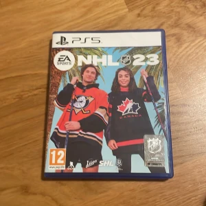 NHL 23 PS5 - NHL 23 till PlayStation 5 i mycket fint skick. Komplett med originalfodral och skiva utan synliga repor. Upplev den senaste hockeyactionen med uppdaterade lag, spellägen och förbättrad grafik. Perfekt för hockeyfans och gamers som vill ha den senaste versionen.