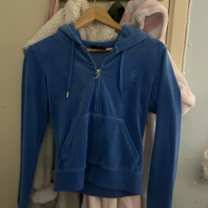 juicy couture kofta - juicy couture kofta i storlek xs🦋(saknas en sån del i snöret som man kan se på bild)