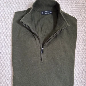 Half zip i Merinoull - Säljer en schysst half zip i merinoull från Mango | Storlek Medium | Modellen på bilden är 178cm | Hör av dig vid minsta fundering