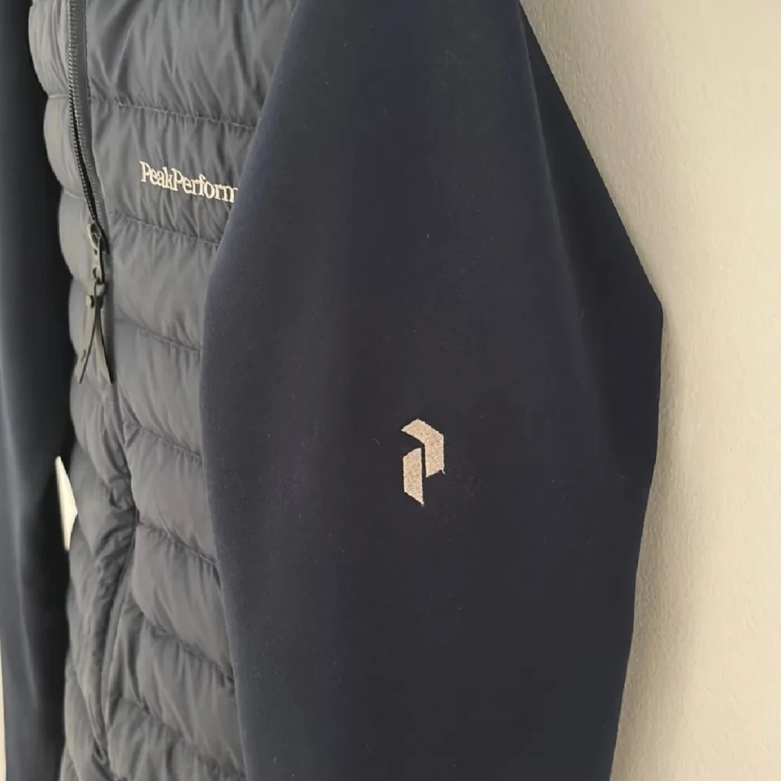 Mörkblå pufferjacka Peak Performance M - 4