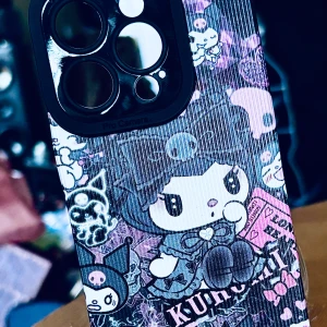 Sött mobilskal med Kuromi-motiv till IPhone! - Sött mobilskal med Kuromi-motiv i TPU som passar IPhone 13/14 & 15 PRO. OBS! Endast PRO-modellerna. Oanvänt. 