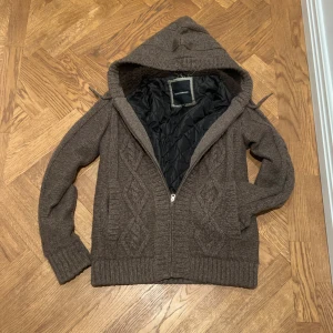 Cardigan jacka  - Riktigt snygg cardigan och dessutom väldigt varm. Den är i ett utmärkt skick. Vid frågor är det bara att höra av sig!
