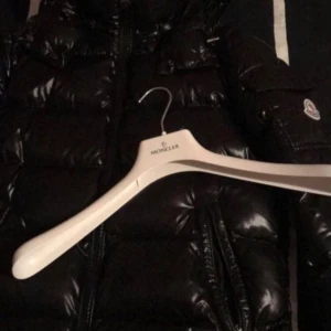 Moncler Maya strlk 1 - Jätte välvårdad moncler Maya i storlek 1 inga skador på den, nypris: 18000kr. Äkthetsbevis finns