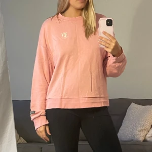 Rosa oversized sweatshirt - Säljer en ljusrosa oversized sweatshirt från H&M. Perfekt för en avslappnad och trendig look. Passar både xs, s och m! 😊