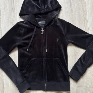 Juicy Couture Set - Säljer mitt svarta Juicy Couture set då de ej kommer till användning. Använda max 5 gånger. De är i storlek XS men eftersom de är mjukis kläder så är de väldigt stretchiga och passar även S 💕