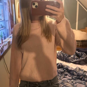 Ljusrosa stickad tröja - Supermysig ljusrosa stickad tröja med rund halsringning och långa ärmar. Tröjan har en enkel och clean look, perfekt att matcha med jeans eller kjol. Mjuk och skön känsla, passar dig som gillar en basic men söt stil.