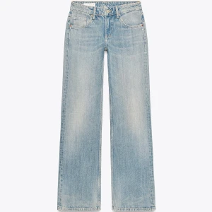 Ljusblå wide jeans från Zara - Säljer ett par ljusblå jeans från Zara med klassisk femficksdesign och raka ben. Jeansen har låg midja och är tillverkade i denim. Extra vida ben i fullängd. Frontstängning med dragkedja och metallknapp. Storlek 40 och passar mig som är 180cm lång. Helt nytt skick, ej använda. 