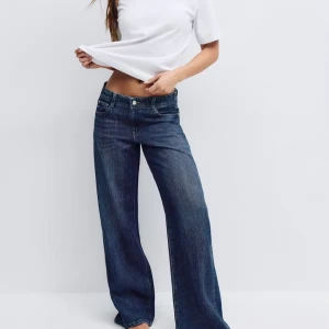 Vida lågmidjade jeans - Gina Tricot - Säljer mina mörkblåa vida jeans från Gina Tricot i storlek 44. Jätte bekväm modell men kommer inte till användning. Använt 1 gång!! ❣️