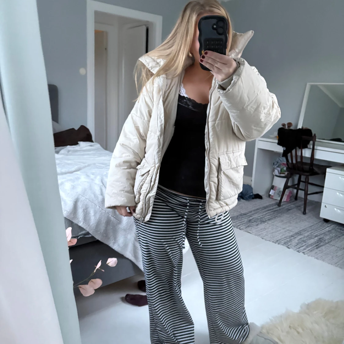 Beige pufferjacka med hög krage