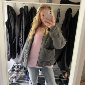 Ljusrosa stickad tröja - Supermysig ljusrosa stickad tröja med rund hals och breda ribbade muddar vid ärmslut och nederkant. Tröjan har en loose passform och är perfekt för dig som gillar en enkel men söt stil. Passar till jeans eller kjol för en chill look.