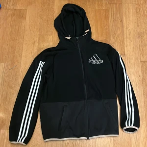Adidas tröja - Verkar vara en barntröja, jag hade alltid trott att det var en medium/large hahah. Men den passar mig som är vuxen. 