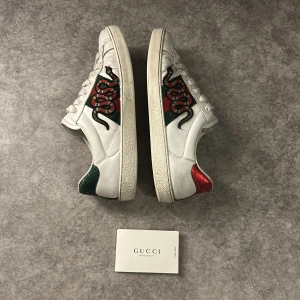 Gucci Ace Snake - Säljer mina Gucci skor då de är för små. Skick är helt ok se bilder. Kom Pm vid frågor. Ett bud är bättre än inget! Storlek 41 passar större enligt mig. Självklart äkta kort från köp ingår boxen är slängd