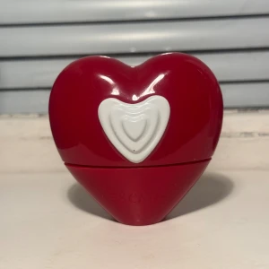 Escada Show Me Love EDP - Den är 30 ML och kartongen saknas, tyvärr. Luktar så gott, fruktig och fräsch. Säljer då jag har för många parfymer och inte sträcker mig efter denna längre. Det är exakt halva kvar, är man noga så är det lite mer. Perfekt för dig som kanske vill prova på doften. Skriv gärna om du undrar något eller vill ha fler bilder!🌸🩷