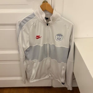 PSG Träningsjacka - Fint skick!                                                                        Storlek: M