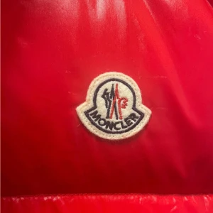 Moncler väst  - Används ej då den blivit för liten storlek 4 L sitter som m/L. Lappar följer med , köptes på Nk 2022