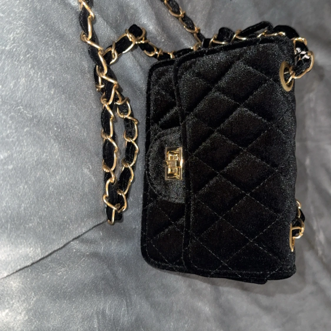 Svart quiltad axelväska i sammet