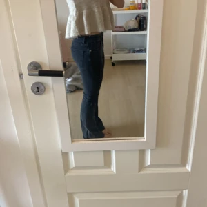 Svarta bootcut jeans  - Snygga svarta bootcut jeans.  Är i modell short och heter low boot jeans. Klassisk femficksmodell med dragkedja och knapp framtill. Jeansen har en mörk ton och är tillverkade i mjukt denim-material som sitter bekvämt och ger en schysst siluett.