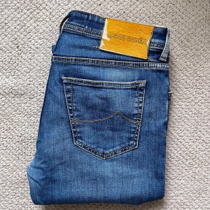 Jacob cohën jeans bard - Jacob cohën jeans Bard .  Storlek W32 , modellen är 180 cm och 75 kg. Mått A: 42  cm, B: 101 cm. Kom med frågor!  Inga defekter som inte syns på bild ☺️ personlig favorit utav alla ute just nu ☺️