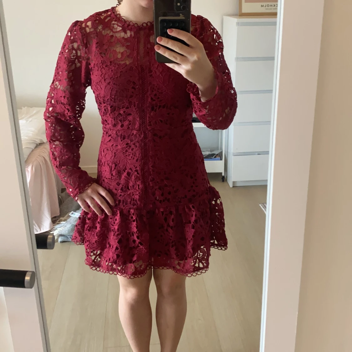 Vinröd spetsklänning med volang