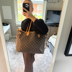 Väska  - Snygg väska, och perfekt storlek. Bra skick då den knappt användts