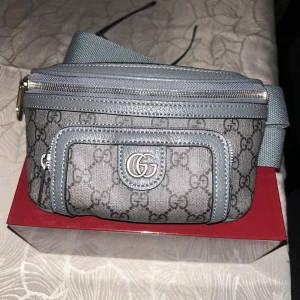 Gucci magväska  - Helt ny oanvänd Gucci magväska,kommer med box,dustbag,papper