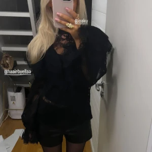 Spets blus  - Så snygg spets blus. Bra skick. Från & other stories och har för mig att den kostade 1 300 kr. På de första två bilderna, när ja har blusen på mig, har jag ett svart linne under. Då den är genomskinlig som syns på de senare bilderna. Inga defekter💕