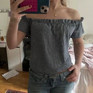 Svartvit offshoulder rutig topp - Supersnygg off sholder topp från mango i storlek S!!❣️❣️
