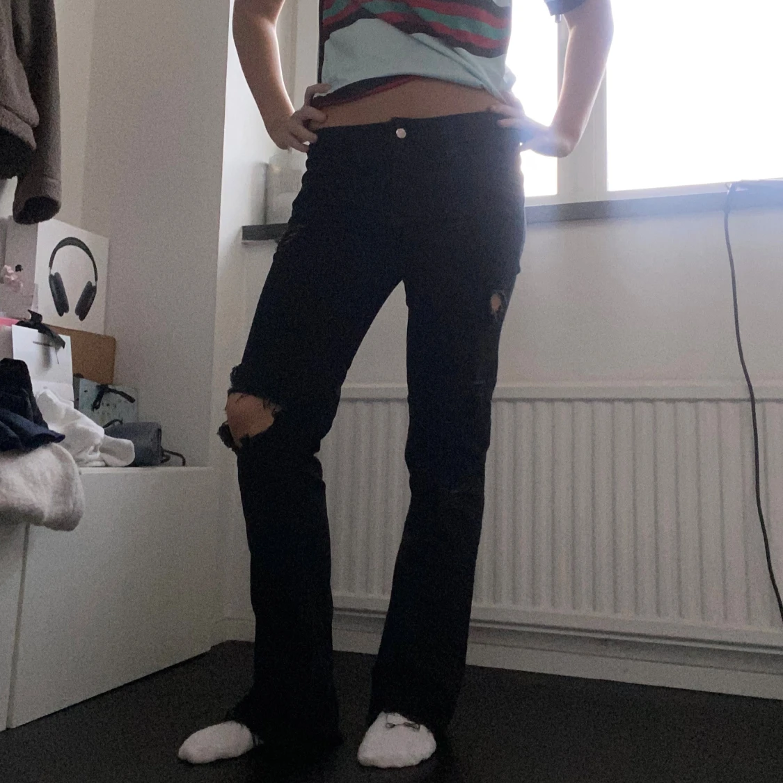 Svarta slitna bootcut jeans