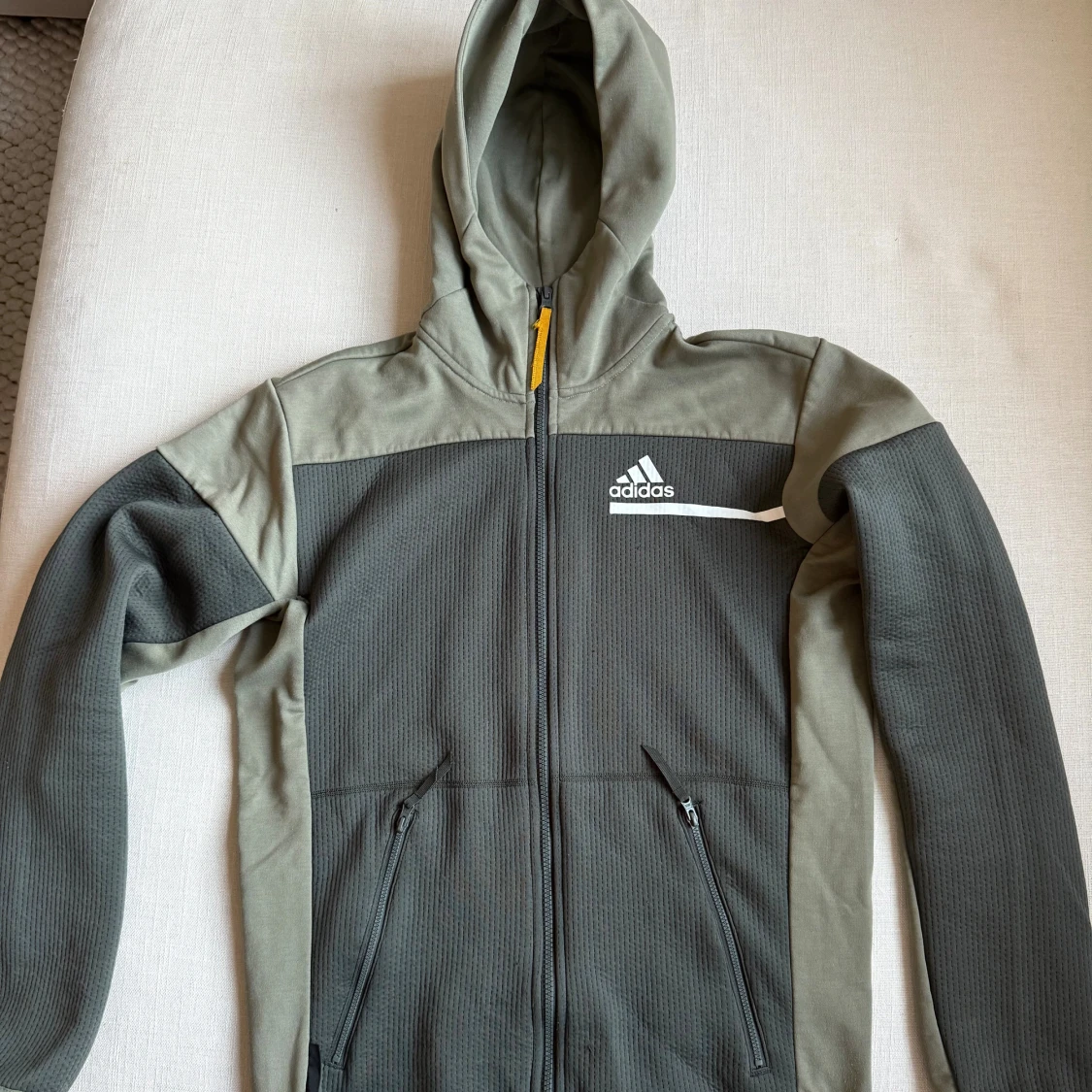 Grön hoodie från Adidas