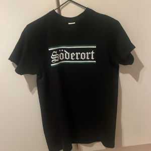 Hammarby tröja, söderort - Säljer en fet supporter tröja för bajen! Helt ny skick(använd en gång), storlek s. 