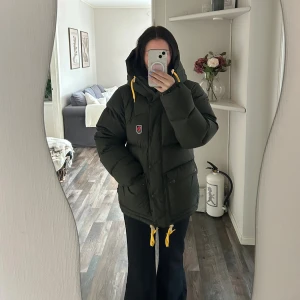 Fjällräven Expedition dunjacka mörkgrön - Säljer en mörkgrön Fjällräven Expedition Series dunjacka i storlek M. Köpte i slutet av vintern förra året så inte använt så mycket så den ser ut som ny🤎 