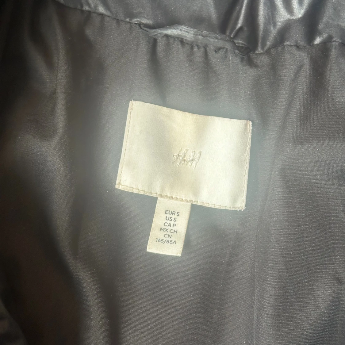 Svart pufferjacka från H&M med huva - 2